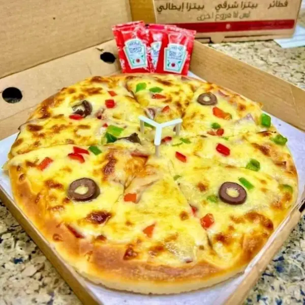 بيتزا بسطرمة مع الصوص