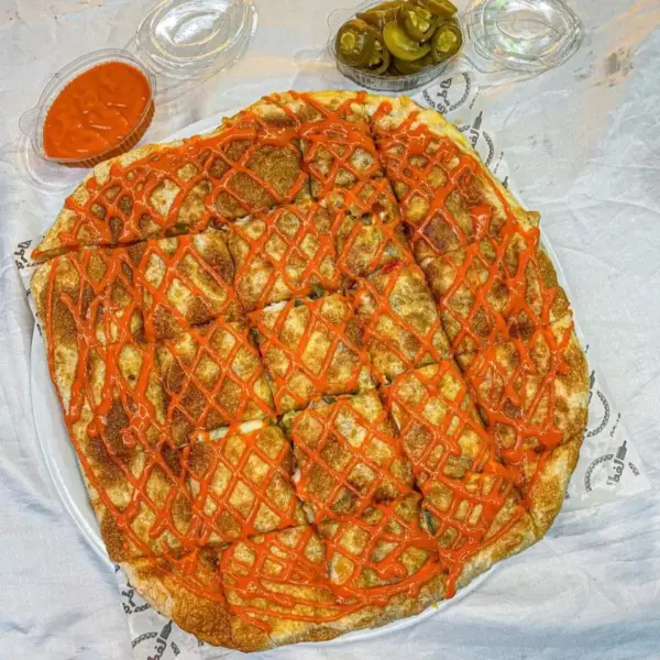 فطيرة بافلو استربس شيدر هالبينو