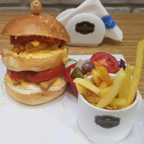 برجر جامبو بالبصل المكرمل وتشيز